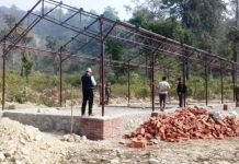 वन कार्यालयले विद्यालय भवन भत्काए पछि विद्यार्थीको बिचल्ली