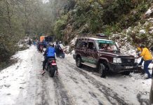 सडकमा हिउँ जम्दा त्रिभुवन राजपथ अबरुद्ध (फोटो फिचर)