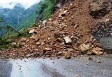 पहिरोका कारण सिद्धार्थ राजमार्ग र तानसेन–तम्घास सडक बन्द: लगातार पानी परेपछि सडक खुलाउन समस्या