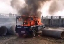 सर्लाहीमा स्थानीयद्वारा प्रहरी भ्यानमा आगजनी