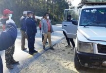 सामुदायिक प्रहरीद्धारा राजमार्गमा सचेतनासंगै मास्क वितरण