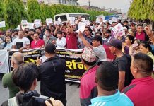 प्रतिष्ठानबाट हेटौंडा अस्पताललाई अलग गर्ने प्रदेश सरकारको निर्णय बिरुद्ध हेटौंडामा प्रदर्शन