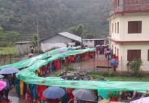 मकवानपुरका धेरै मतदान केन्द्रमा त्रिपाल टागीएन, पानी परेकाले लाइन बसेर मतदान गर्नै समस्या