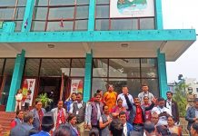 पोखरा महानगर: नगरसभा बहिस्कार गर्दै एमाले जनप्रतिनिधिले च्याते रातो किताब
