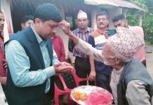 मकवानपुर–२ का उम्मेदवार महेश बर्तौलालाई शहीद पिताले आँशु झार्दै यसरी दिए जितको शुभकामना