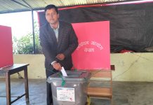 मकवानपुरको भीमफेदीबाट महेश बर्तौलाद्धारा मतदान