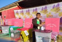 एमालेका प्रदेशसभा उम्मेदवार एकालाल श्रेष्ठद्धारा मतदान