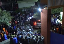 मतगणनास्थलमा नारावाजीपछि इन्द्र बानियाँको गाडी निकालियाे