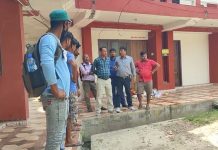 निर्माण व्यवसायीले मधेस प्रदेशको भौतिक मन्त्रालयका सचिवलाई कार्यकक्षमै थुने