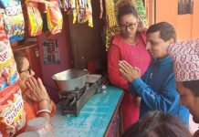वडा अध्यक्ष सिग्देलसहितको टोली सचेतना लागि घरदैलोमा
