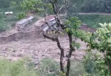 सङ्खुवासभाको हेवाखोलाको बाढीले सात घर बगायो :१७ मजदुर सम्पर्कविहीन