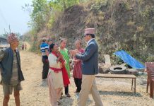 बागमतीका आर्थिक मामिला मन्त्री थपलिया जनताका गुनासो सुन्दै निर्वाचन क्षेत्रमा