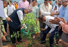 गणतन्त्र दिवसको अवसरमा वृक्षारोपन