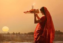 छठ पर्वको मुख्य दिन: अस्ताउँदो सूर्यलाई अर्घ्य दिइँदै