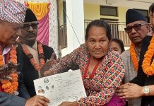 बकैयाका ५९ भूमिहिनलाई जग्गाधनी पुर्जा वितरण