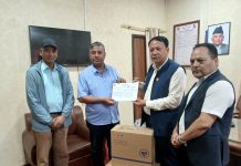 सिन्धुलीको गोलञ्जाेर अस्पताललाई स्वास्थ्य सामग्री हस्तान्तरण