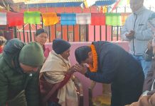 १०४ वर्षीया आमाको आशीर्वाद र जीतको संकल्प लिएर चुनावी मैदानमा होमिए महेश बर्तौला